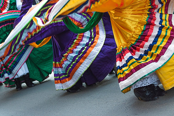 image of Spanish dancers in traditional dress